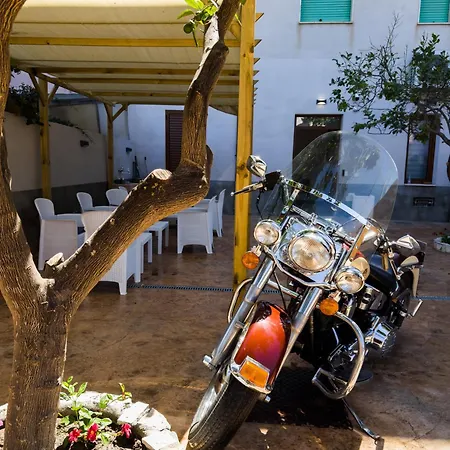 Pensjonat Carlo's House Bosa